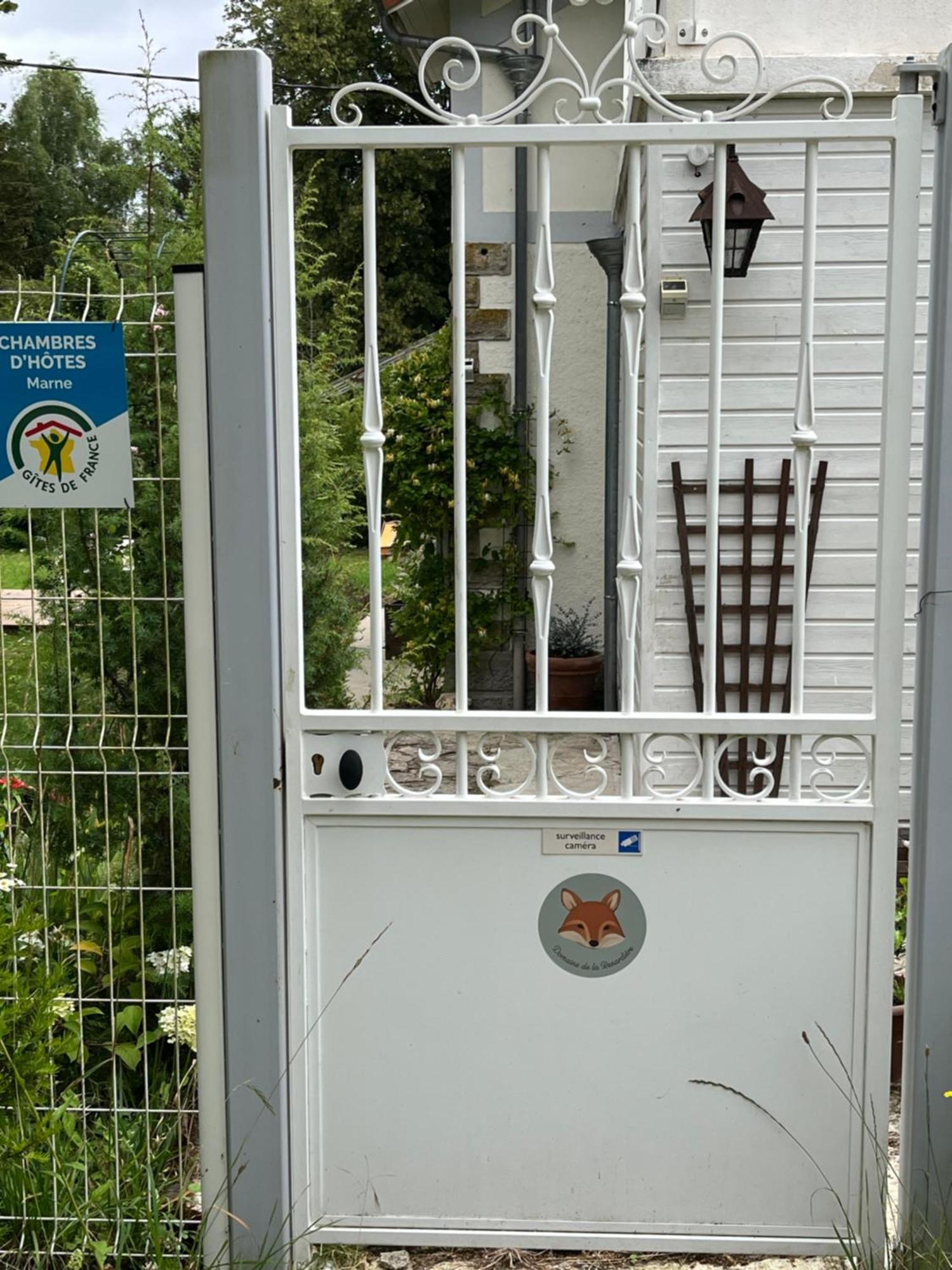 "Aux Chants Des Oiseaux" Domaine De La Renardiere Les Grandes-Loges Exterior photo