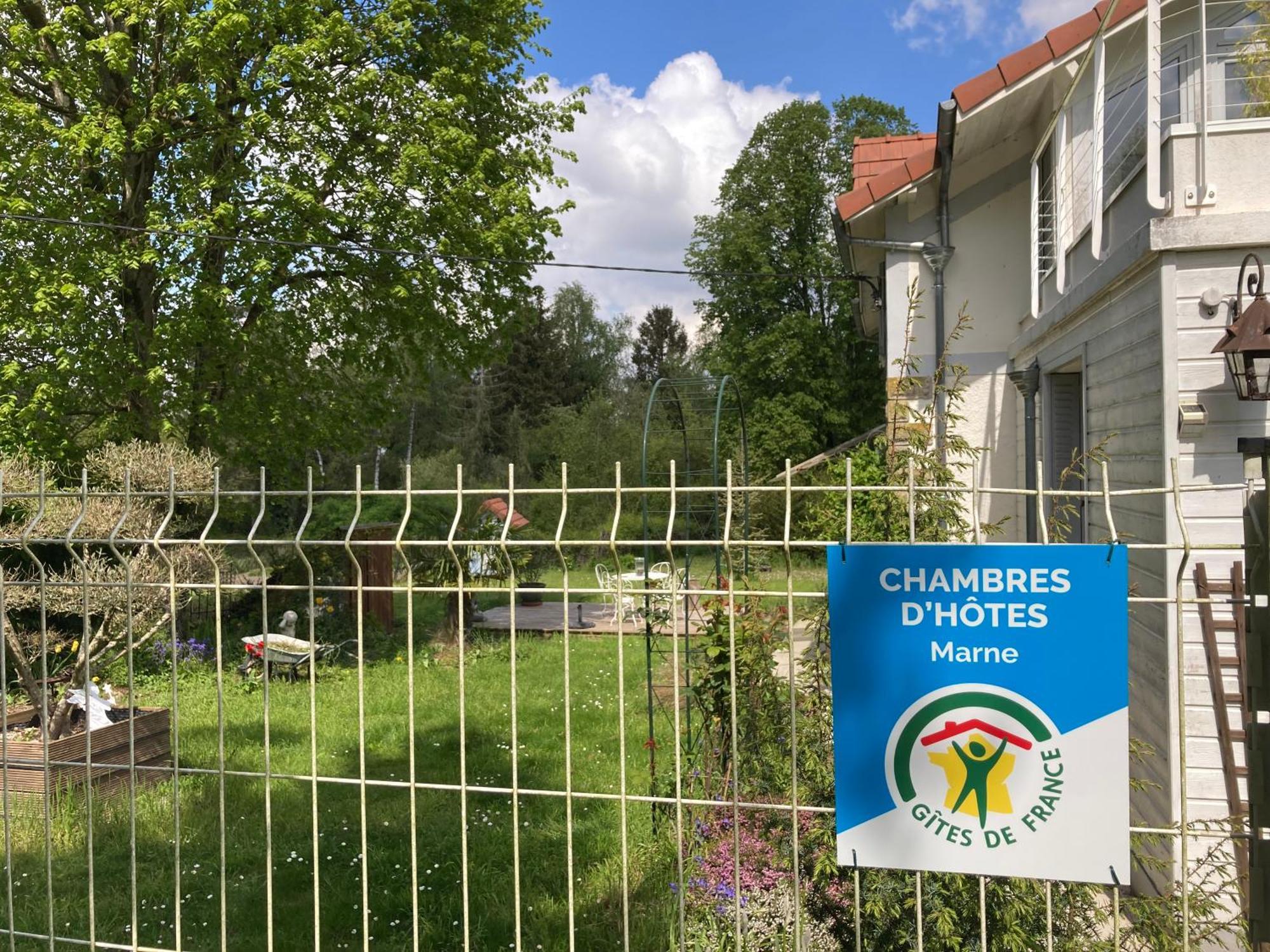 "Aux Chants Des Oiseaux" Domaine De La Renardiere Les Grandes-Loges Exterior photo